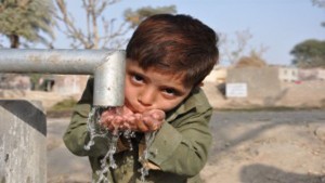 A-child-quenches-his-thirst-from-IR-hand-pump-Punjab